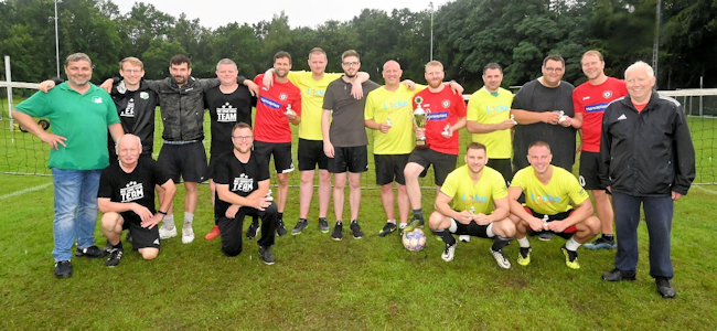 Schmerzgebirge Aua gewinnt Fußballtennis